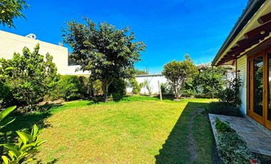 Venta de casa independiente de 3 dormitorios en urbanización, sector Tumbaco.