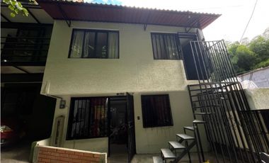 Se Vende Casa Bifamiliar - Sector Villa Liliana