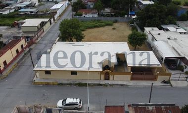 Casa con terreno grande en venta en el centro Cadereyta