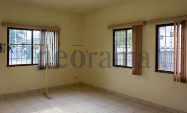 Casa con terreno grande en venta en el centro Cadereyta