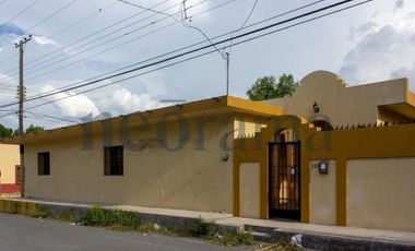 Casa con terreno grande en venta en el centro Cadereyta