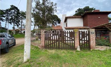 CASA 4 AMBIENTES MAS DEPARTAMENTO 2 AMBIENTES. 