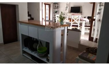 CASA 4 AMBIENTES MAS DEPARTAMENTO 2 AMBIENTES. 