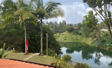 casa campestre en venta en vía principal el peñol-guatapé. Cod V12956