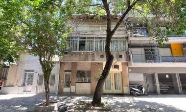 Venta casa al frente en planta baja con dos dormitorios y patio. Zona Luis Agote, Rosario
