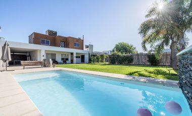 VENTA - Casa - 4 dormitorios - Jardín y piscina - Cantegril, Funes
