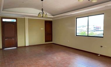 Vendo amplio duplex en la Lojana de Turismo