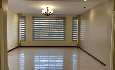 Vendo amplio duplex en la Lojana de Turismo