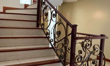 Vendo amplio duplex en la Lojana de Turismo