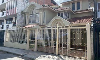 Vendo amplio duplex en la Lojana de Turismo