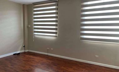 Vendo amplio duplex en la Lojana de Turismo