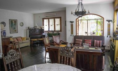 Casa de 4 ambientes con cochera en venta en La Lucila
