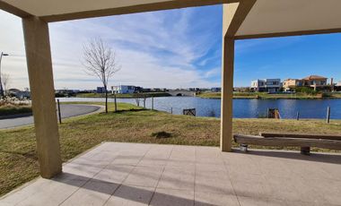 Casa en venta en barrio cerrado al lago