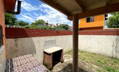 Vendo Casa de 3 Ambientes con patio con parrilla y cochera en zona residencial de Mar de Ajo.