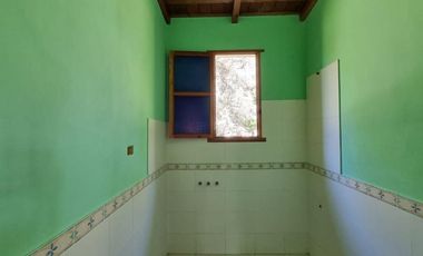 Excelente Propiedad estilo campo, sobre un lote de 40 mts x 95mts. Zona de Chacras, muy arbolada. A 180 km de Caba