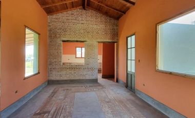 Excelente Propiedad estilo campo, sobre un lote de 40 mts x 95mts. Zona de Chacras, muy arbolada. A 180 km de Caba