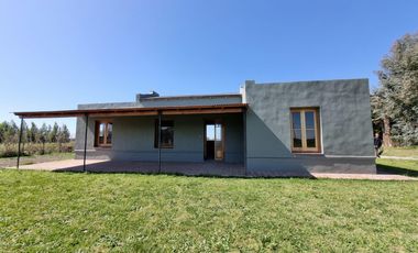 Excelente Propiedad estilo campo, sobre un lote de 40 mts x 95mts. Zona de Chacras, muy arbolada. A 180 km de Caba