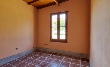 Excelente Propiedad estilo campo, sobre un lote de 40 mts x 95mts. Zona de Chacras, muy arbolada. A 180 km de Caba