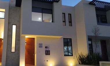 Casa en Venta con estudio en la PB en Zibata Queretaro