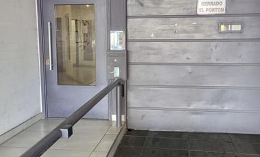 .  Cochera cubierta fija con portón automático. Seguridad.