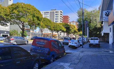 .  Cochera cubierta fija con portón automático. Seguridad.