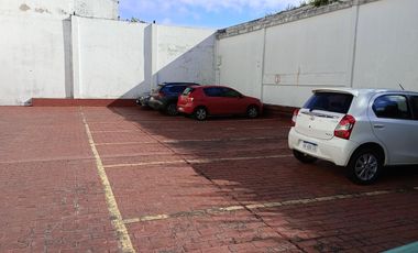 .  Cochera cubierta fija con portón automático. Seguridad.