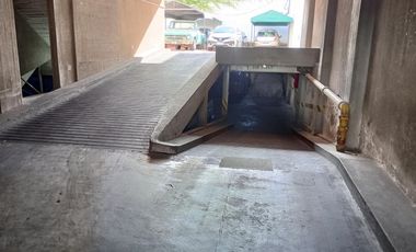 .  Cochera cubierta fija con portón automático. Seguridad.