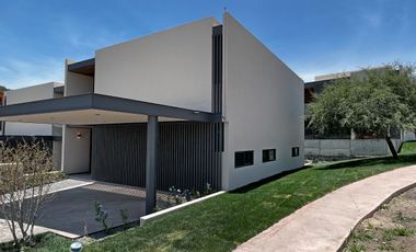 Residencia en Altozano Qro. con Jardín y Bar/Terraza en PREVENTA - NIEBLA