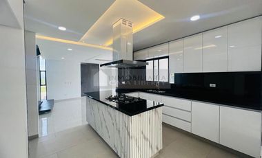 casa en venta en via autopista internacional. Cod V103074