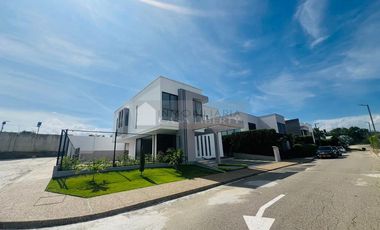 casa en venta en via autopista internacional. Cod V103074