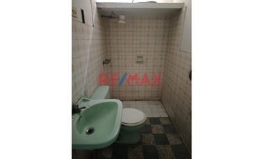 Casa en venta en San Juan de Miraflores. Buena oportunidad para adquirir una amplia y bien ubicada casa en la Calle Heraclides Cabrera, Zona A, altura
