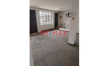 Casa en venta en San Juan de Miraflores. Buena oportunidad para adquirir una amplia y bien ubicada casa en la Calle Heraclides Cabrera, Zona A, altura