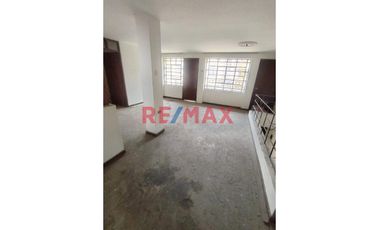 Casa en venta en San Juan de Miraflores. Buena oportunidad para adquirir una amplia y bien ubicada casa en la Calle Heraclides Cabrera, Zona A, altura