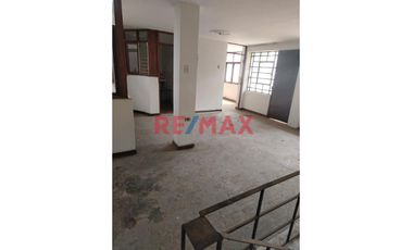 Casa en venta en San Juan de Miraflores. Buena oportunidad para adquirir una amplia y bien ubicada casa en la Calle Heraclides Cabrera, Zona A, altura