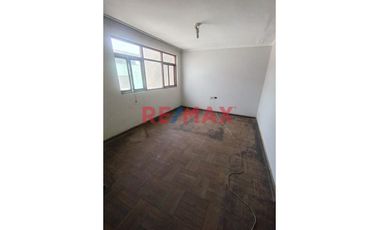 Casa en venta en San Juan de Miraflores. Buena oportunidad para adquirir una amplia y bien ubicada casa en la Calle Heraclides Cabrera, Zona A, altura