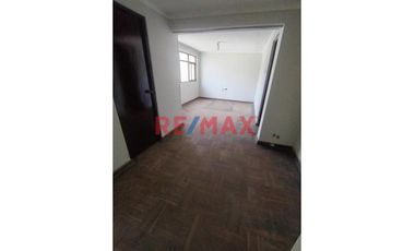 Casa en venta en San Juan de Miraflores. Buena oportunidad para adquirir una amplia y bien ubicada casa en la Calle Heraclides Cabrera, Zona A, altura