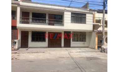 Casa en venta en San Juan de Miraflores. Buena oportunidad para adquirir una amplia y bien ubicada casa en la Calle Heraclides Cabrera, Zona A, altura