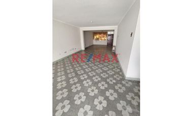 Casa en venta en San Juan de Miraflores. Buena oportunidad para adquirir una amplia y bien ubicada casa en la Calle Heraclides Cabrera, Zona A, altura