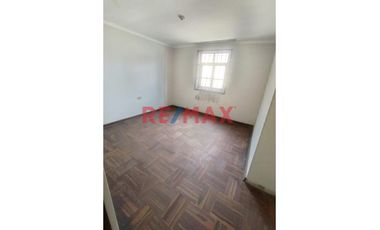 Casa en venta en San Juan de Miraflores. Buena oportunidad para adquirir una amplia y bien ubicada casa en la Calle Heraclides Cabrera, Zona A, altura