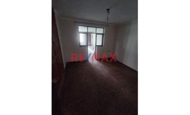 Casa en venta en San Juan de Miraflores. Buena oportunidad para adquirir una amplia y bien ubicada casa en la Calle Heraclides Cabrera, Zona A, altura