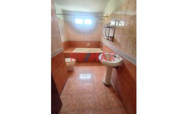 Casa en venta en San Juan de Miraflores. Buena oportunidad para adquirir una amplia y bien ubicada casa en la Calle Heraclides Cabrera, Zona A, altura