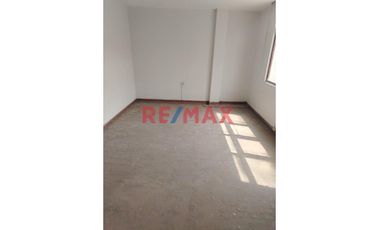 Casa en venta en San Juan de Miraflores. Buena oportunidad para adquirir una amplia y bien ubicada casa en la Calle Heraclides Cabrera, Zona A, altura
