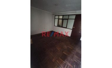 Casa en venta en San Juan de Miraflores. Buena oportunidad para adquirir una amplia y bien ubicada casa en la Calle Heraclides Cabrera, Zona A, altura