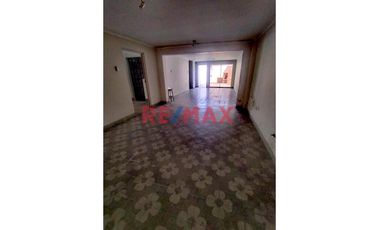 Casa en venta en San Juan de Miraflores. Buena oportunidad para adquirir una amplia y bien ubicada casa en la Calle Heraclides Cabrera, Zona A, altura