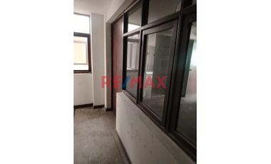 Casa en venta en San Juan de Miraflores. Buena oportunidad para adquirir una amplia y bien ubicada casa en la Calle Heraclides Cabrera, Zona A, altura