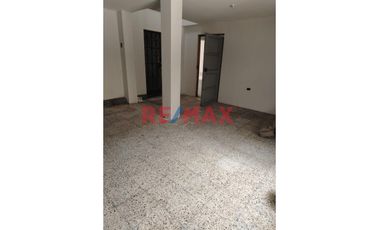 Casa en venta en San Juan de Miraflores. Buena oportunidad para adquirir una amplia y bien ubicada casa en la Calle Heraclides Cabrera, Zona A, altura