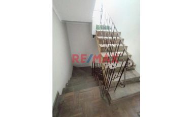 Casa en venta en San Juan de Miraflores. Buena oportunidad para adquirir una amplia y bien ubicada casa en la Calle Heraclides Cabrera, Zona A, altura