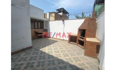 Casa en venta en San Juan de Miraflores. Buena oportunidad para adquirir una amplia y bien ubicada casa en la Calle Heraclides Cabrera, Zona A, altura