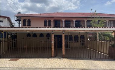 SE VENDE CASA EN LA ALAMEDA