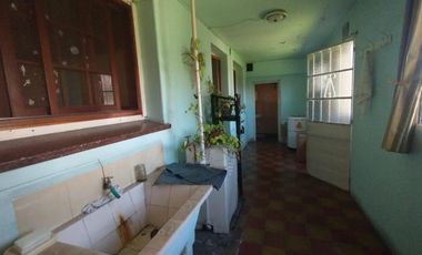 EXCELENTE CASA CON 2 HABITACIONES, COCINA, COMEDOR, DESPENSA Y LAVADERO CUBIERTO. EN LOTE PROPIO CON AMPLIO FONDO LIBRE Y GALPÓN DE HERRAMIENTAS.